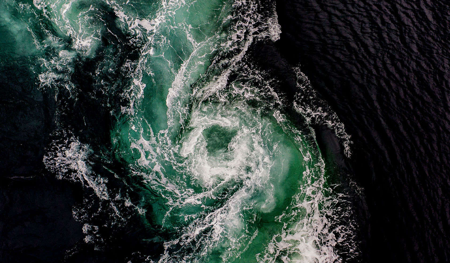 Течение д. Сальстраумен (Saltstraumen), Норвегия. Водоворот Сальстраумен. Водоворот мальстрём, Норвегия. Норвегия водоворот Сальтстраумен.